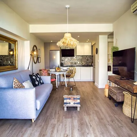 Stunning On The Beachfront With Sea Views In Center. *