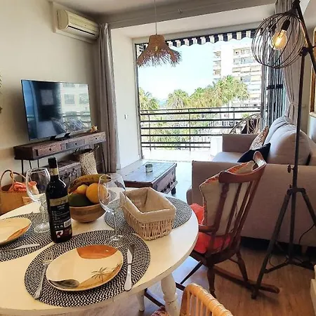 アパート Stunning On The Beachfront With Sea Views In Center.