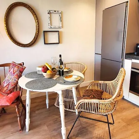 Stunning On The Beachfront With Sea Views In Center. アパート マルベーリャ