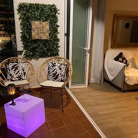 Stunning On The Beachfront With Sea Views In Center. アパート